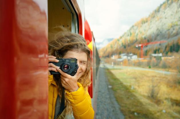Žena fotografující z vlaku