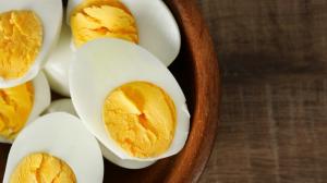 Co s vejci z Velikonoc? V lednici vydrží 14 dní. Zkusit můžete třeba zlatá vajíčka