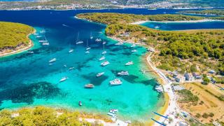 Chorvatský ostrov a jachty