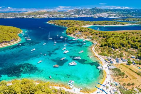 Chorvatský ostrov a jachty