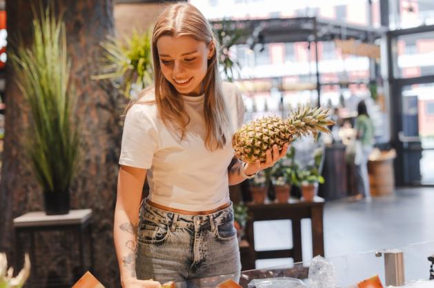 Žena nakupuje ananas