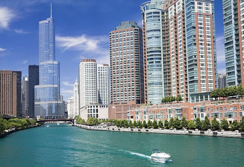 Trump Tower se tyčí nad jezero Michigan