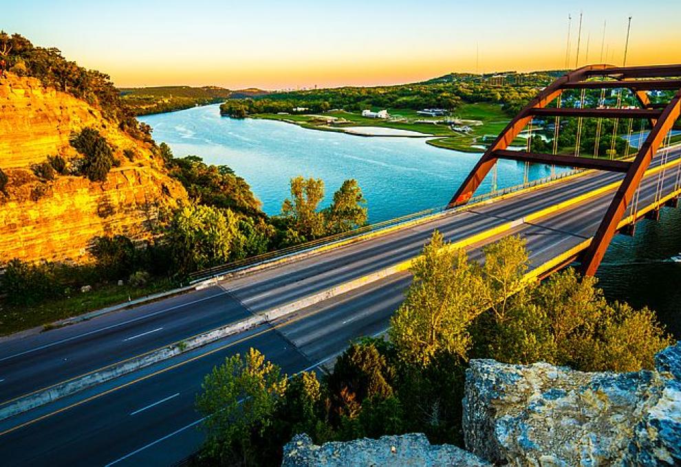 Pennybackerův most na řece Colorado je nejslavnější stavba Austinu.