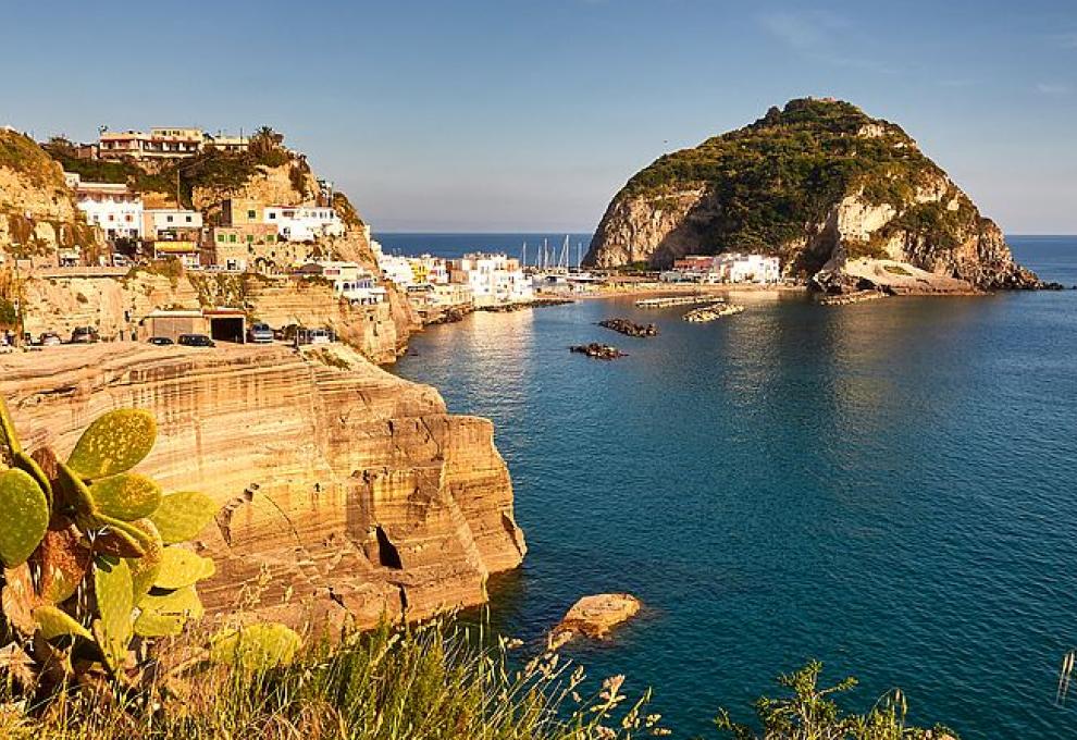 Pobřeží italského ostrova Ischia je prostě fantastické.